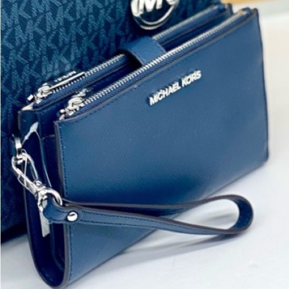 Michael Kors DoubleZip Wallet
Wristlet Navy - Picture 11 of 14